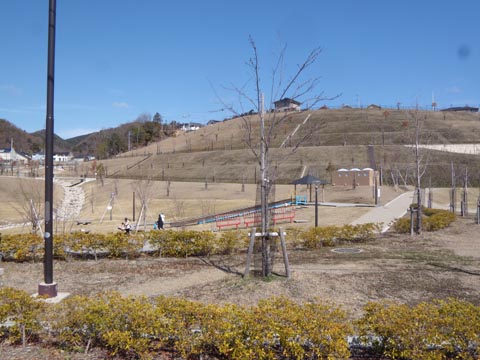 箕面森町道路沿い公園